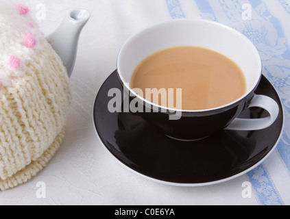 Tazza di tè e caffè con bollitore e tè a maglia intima. Foto Stock