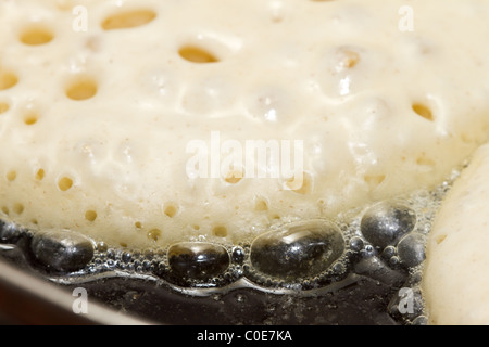 Close up focaccine di caduta o frittelle essendo fritto nel burro caldo. Foto Stock