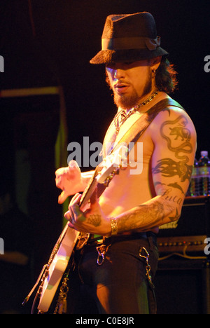 Dave Navarro giocando con Camp Freddy al Roxy di Los Angeles, California - 08.05.08 Foto Stock