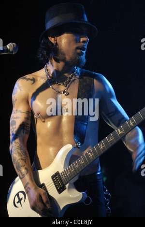 Dave Navarro giocando con Camp Freddy al Roxy di Los Angeles, California - 08.05.08 Foto Stock