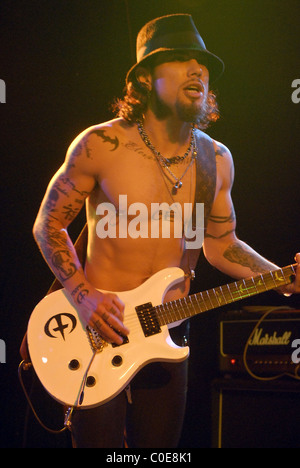 Dave Navarro giocando con Camp Freddy al Roxy di Los Angeles, California - 08.05.08 Foto Stock