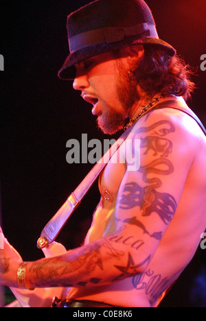 Dave Navarro giocando con Camp Freddy al Roxy di Los Angeles, California - 08.05.08 Foto Stock