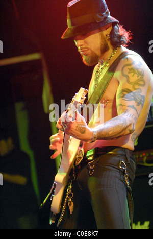 Dave Navarro giocando con Camp Freddy al Roxy di Los Angeles, California - 08.05.08 Foto Stock