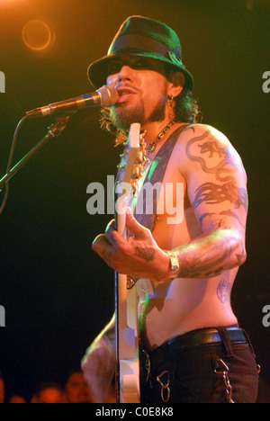 Dave Navarro giocando con Camp Freddy al Roxy di Los Angeles, California - 08.05.08 Foto Stock