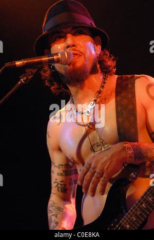 Dave Navarro giocando con Camp Freddy al Roxy di Los Angeles, California - 08.05.08 Foto Stock