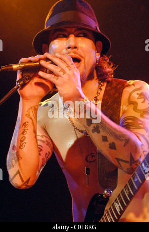 Dave Navarro giocando con Camp Freddy al Roxy di Los Angeles, California - 08.05.08 Foto Stock