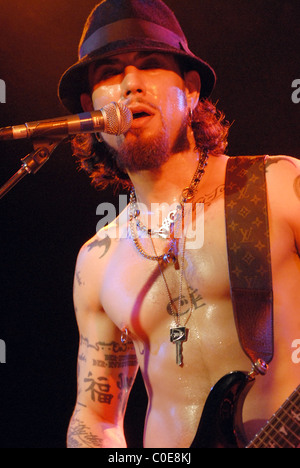 Dave Navarro giocando con Camp Freddy al Roxy di Los Angeles, California - 08.05.08 Foto Stock