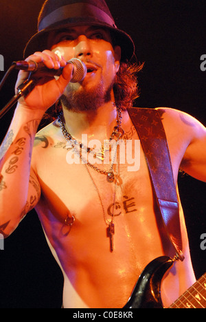 Dave Navarro giocando con Camp Freddy al Roxy di Los Angeles, California - 08.05.08 Foto Stock