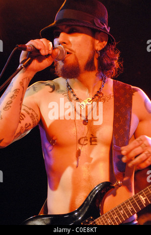 Dave Navarro giocando con Camp Freddy al Roxy di Los Angeles, California - 08.05.08 Foto Stock