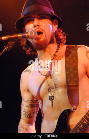 Dave Navarro giocando con Camp Freddy al Roxy di Los Angeles, California - 08.05.08 Foto Stock