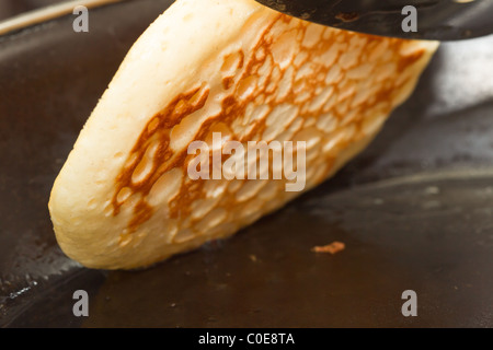 Close up focaccine di caduta o frittelle essendo fritto nel burro caldo. Foto Stock