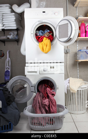 Cestini di biancheria sporca nella camera di lavaggio con asciugacapelli e  lavatrice Foto stock - Alamy
