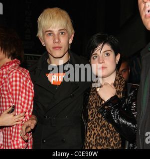 Kelly Osbourne lasciando la Revue bar con il suo nuovo fidanzato Luke Worrall Londra Inghilterra - 16.05.08 Foto Stock