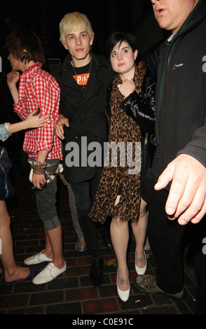 Kelly Osbourne lasciando la Revue bar con il suo nuovo fidanzato Luke Worrall Londra Inghilterra - 16.05.08 Foto Stock