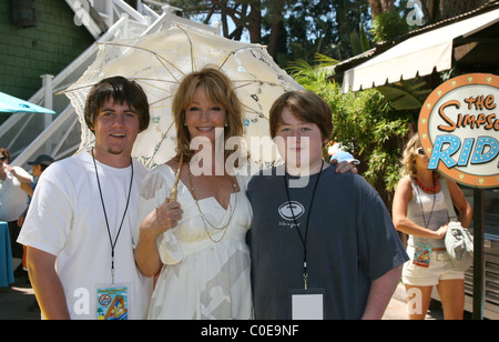 Deidre Hall, figli David Sohmer e Tully Sohmer The Simpsons ride apre agli Universal Studios Hollywood Los Angeles, California Foto Stock