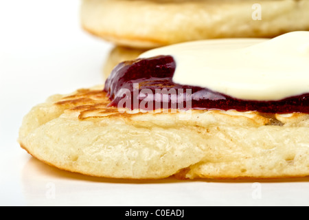 In casa focaccine di caduta o pancake con clotted cream e marmellata. Foto Stock