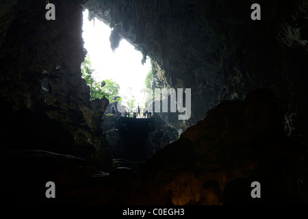 Una grotta gigante su un isola nella baia di Halong, Vietnam Foto Stock