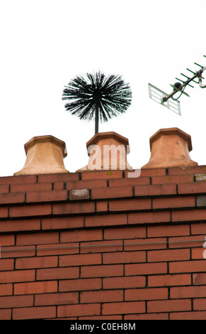 Spazzacamini spazzola inserimenti fuori del comignolo Foto Stock