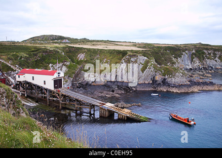 San Giustiniano scialuppa di salvataggio vicino alla stazione di St David's, lungo il Pembrokeshire Coast National Park, il Galles Foto Stock