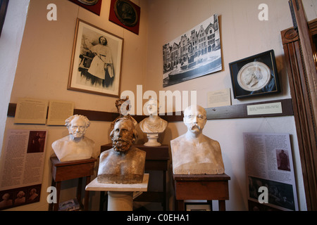 Vista interna di Elisabet Ney Museo, ospitato nel suo ex Austin TX home e studio, mostra busti scolpiti dall'artista Foto Stock