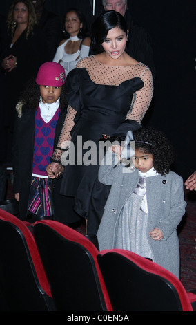 VANESSA BRYANT NATALIA BRYANT GIANNA BRYANT KOBE BRYANT mano e cerimonia di impronta HOLLYWOOD Los Angeles California USA 19 Foto Stock