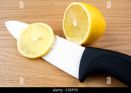 Limoni su un tagliere Foto Stock