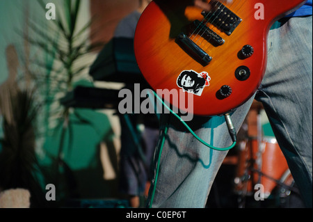 Chitarrista cubano con rock band in Cuba avente un adesivo del che sulla sua chitarra. Holguin. Cuba Foto Stock