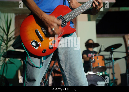 Chitarrista cubano con rock band in Cuba avente un adesivo del che sulla sua chitarra. Holguin. Cuba Foto Stock