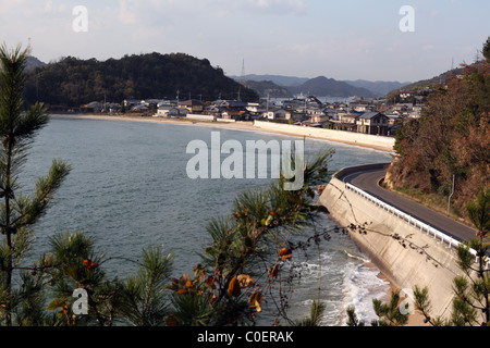 Strada costiera e case vicino al porto Miyanoura, Nao Shima, Shikoku in Giappone. Foto Stock