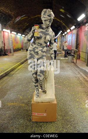 Festival lattine un tunnel nel sud di Londra è stata trasformata in uno spazio espositivo di stencil Graffiti artist Banksy. Un Foto Stock