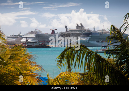 Navi da crociera nel porto di San Maarten, dei Caraibi Foto Stock