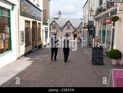 La polizia l uomo e la donna PATROLLNG STREET nella piccola città CHEPSTOW MONMOUTHSHIRE Wales UK. Foto Stock