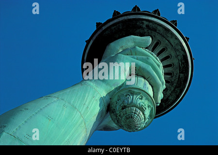 Statua della Libertà su Liberty Island in New York, cercando fino alla sua destra tenendo la sua torcia. Foto Stock