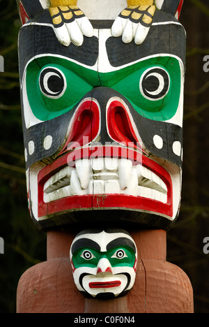 Close-up di Thunderbird Casa Totem Pole situato nel Parco di Stanley Vancouver, British Columbia Foto Stock