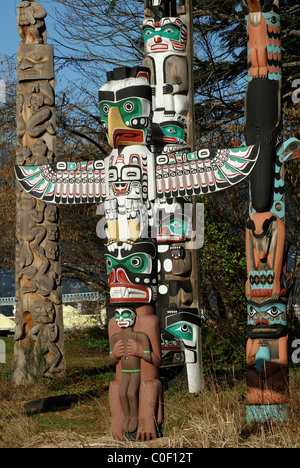 Gruppo di Totem situato nel Parco di Stanley Vancouver British Columbia Foto Stock