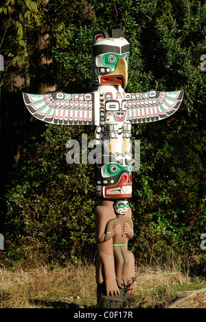 Thunderbird Casa Pole, totem pole situato nel Parco di Stanley, Vancouver, British Columbia Foto Stock