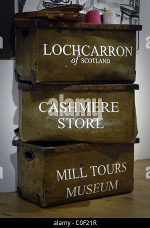 Lochcarron of Scotland fabbrica in Selkirk, vecchie scatole Foto Stock