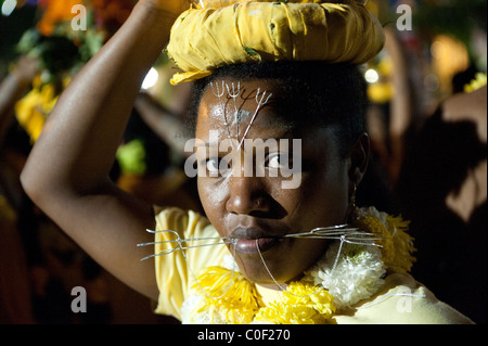 Ritratto di un trafitto donna Tamil per durante una cerimonia di Tamil in san Paolo, Isola di Reunion. Foto Stock
