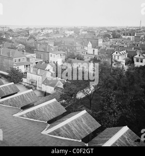 Charleston, Carolina del Sud. Vista di Charleston dal tetto dell'asilo orfani 1865 Foto Stock