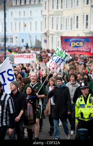 Centinaia di Aberystwyth studenti universitari marciando in segno di protesta contro i tagli al finanziamento dell'istruzione superiore nel Regno Unito Foto Stock