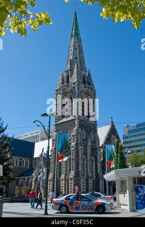 Piazza del Duomo, Christchurch, Nuova Zelanda. Auto della Polizia parcheggiato al di fuori di una stazione di polizia locale di fronte alla Cattedrale. Foto Stock