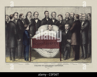 Abraham Lincoln sul letto di morte circondato da un folto gruppo di uomini 15 Aprile 1865 Foto Stock