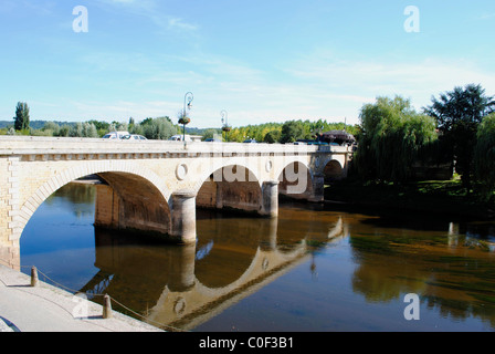 Ponte sul fiume Vezere nella città mercato di Le Bugue, Francia Foto Stock