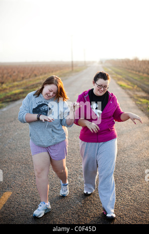 Reedley, California, Stati Uniti. Ragazze obesi cantare la musica durante una passeggiata mattutina a Fonte Academy, una scuola fo Foto Stock