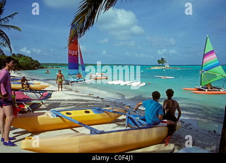 Persone spiaggia cittadina di Saint-Francois Grande-Terre Isola Guadeloupe Francia Antille Francesi Foto Stock