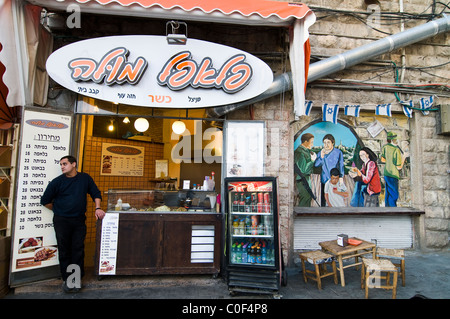 Un popolare e colorate Falafel shop nella vibrante Mahane Yehuda Market in Gerusalemme. Foto Stock