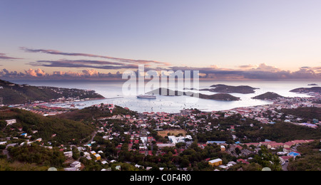 Vista aerea di Charlotte Amalie Harbor in St Thomas al tramonto Foto Stock