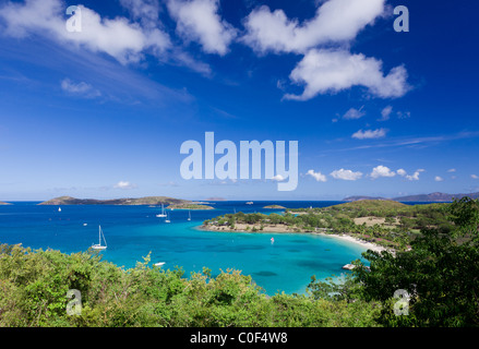 Panorama di Caneel Bay sull'isola caraibica di San Giovanni nelle Isole Vergini Americane Foto Stock