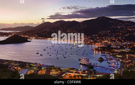 Vista aerea di Charlotte Amalie Harbor in St Thomas al tramonto Foto Stock