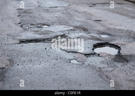 Pericoloso buche sulla strada del Regno Unito Foto Stock